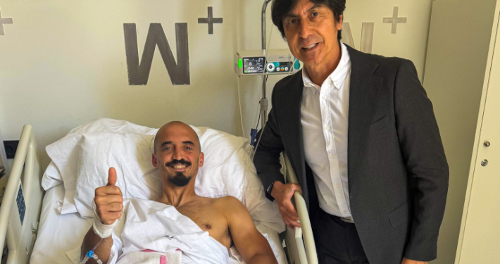 Ackermann y el Dr. Paco Martínez tras la operación realizada en Mesa del Castillo