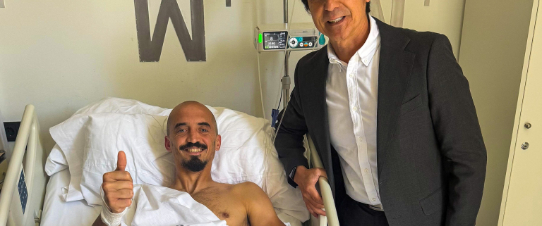 Ackermann y el Dr. Paco Martínez tras la operación realizada en Mesa del Castillo