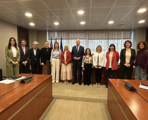 La secretaria general de UGT Región de Murcia, Francisca Sánchez Salmerón, con los miembros de la Comisión de Sanidad y Política Social