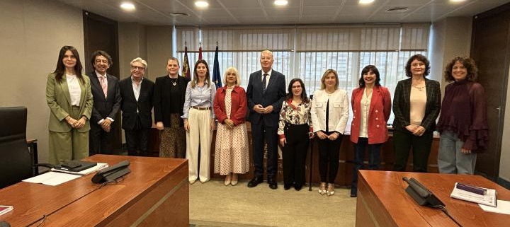 La secretaria general de UGT Región de Murcia, Francisca Sánchez Salmerón, con los miembros de la Comisión de Sanidad y Política Social