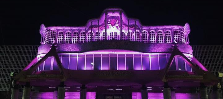 Foto de archivo: fachada principal de la Asamblea Regional iluminada de violeta