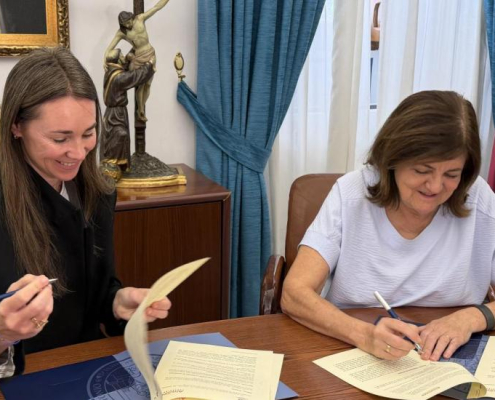Ishtar Espejo, directora de la Fundación Aladina, y María Dolores García, presidenta de la UCAM, durante la firma del convenio.
