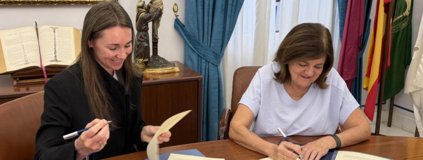 Ishtar Espejo, directora de la Fundación Aladina, y María Dolores García, presidenta de la UCAM, durante la firma del convenio.
