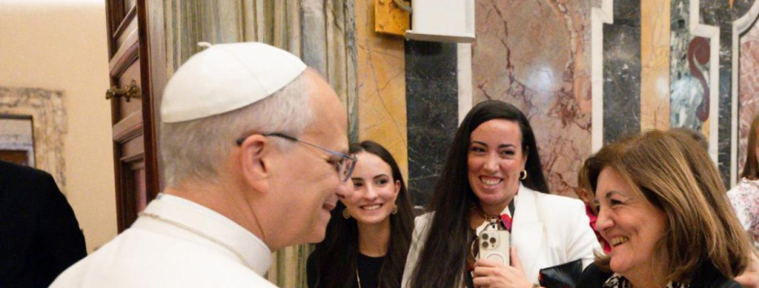 Mª Dolores García saluda al Papa León XIV